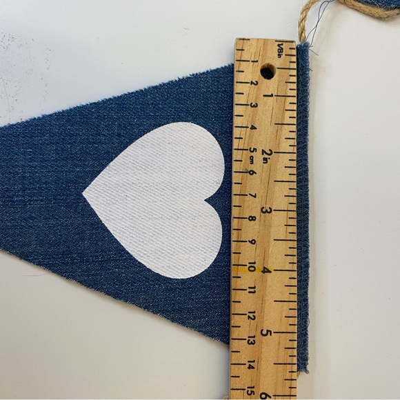 Denim banner with hearts and the letters LOVE printed in white - Picture 8 of 10